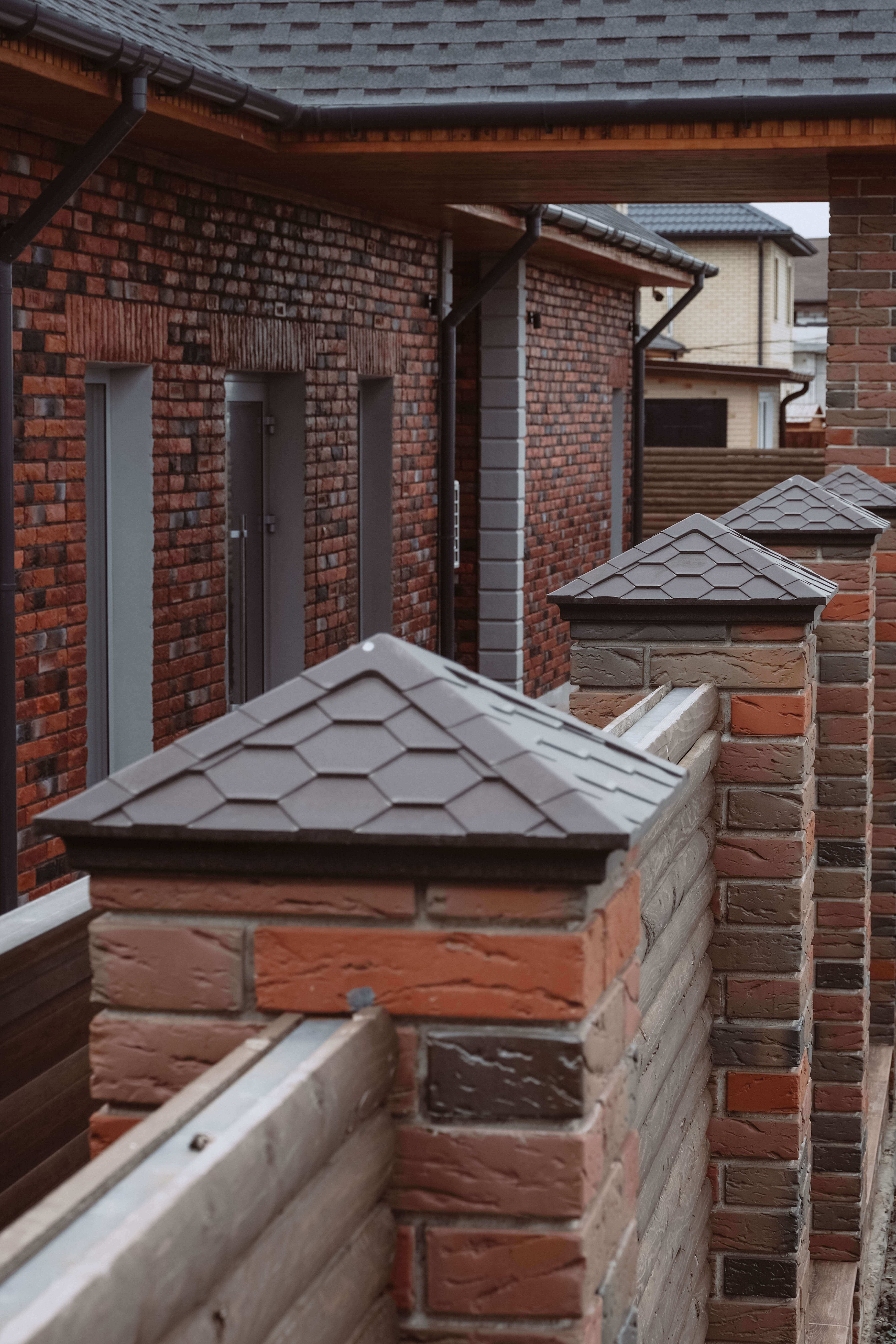 Колпак Zking Эверест Коричневый на столб 1.5х1.5 кирпича (390х390мм) в Геленджике фото